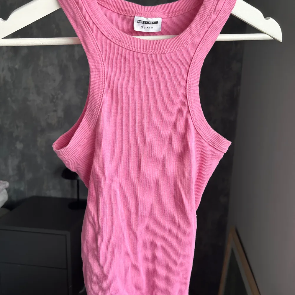 Superfint rosa linne som använts 1 gång, säljer pga för litet 🌸. Toppar.