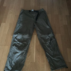 Grön ish cargo byxor - Typ aldrig använda. Katt finns i huset 