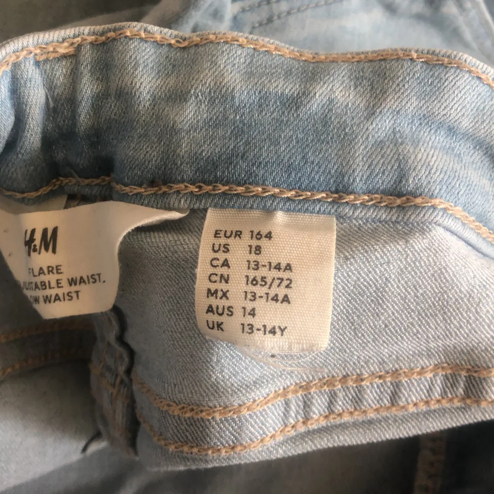 Jag säljare dessa ljusblåa bootcut jenas från hm. Lite använda, men inget slitage. Säljare på grund av att dom inte passar mig längre☺️❤️. Jeans & Byxor.