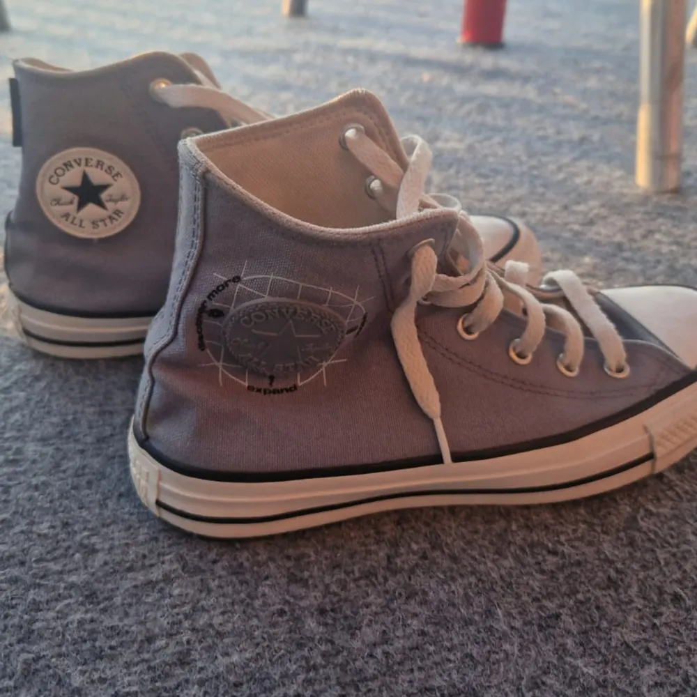 Blå all star converse, storlek 35.5 - 36 båda passar. De är använda bara några gånger och är fortfarnade fina och rena.. Skor.