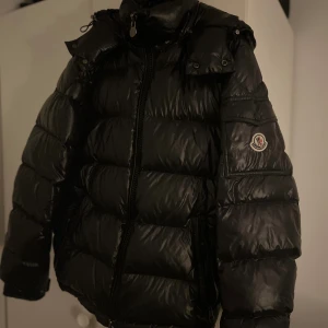 Moncler Maya - Jackan är i bra skick. 8/10 Storlek 2, köpte för ett år sedan. Kvittot finns digitalt 