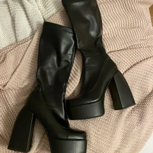 Svarta stövlar - Fina svarta stövlar som är använda fåtal ggr och bra skick. Säljer då dom aldrig används. Lite små repor längst nere  men inget som syns mycket 