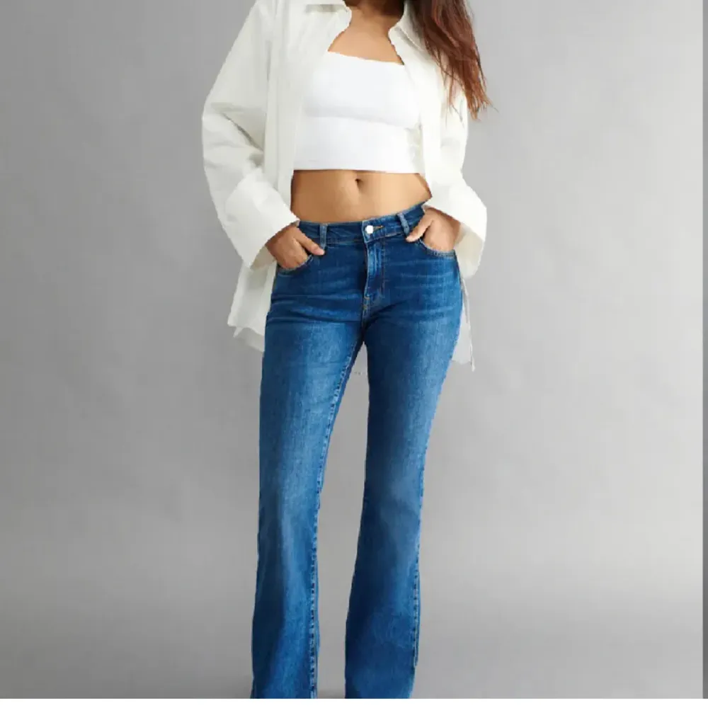 Säljer dessa supersnygga low waist bootcut jeans ifrån Ginatricot eftersom jag råkade köpa i fel storlek så dom kommer inte till användning. Använda fåtal gånger💕. Jeans & Byxor.