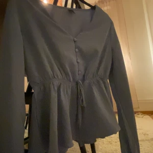 Jättefin blå blus!  - En jättegullig blå blus! Säljer för att den inte kommer till andvändning💗 blusen är i ny skick 💖tveka inte på att höra av dig vid frågor! 😇