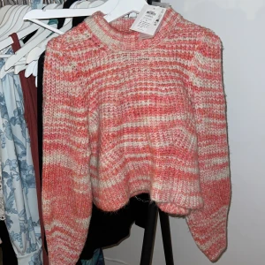 Stickadtröja  - Aldrig använd, prislapp kvar 