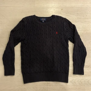 Polo Ralph Lauren stickad tröja - Säljer nu denna stickade Ralph lauren tröja då den inte riktigt passar mig längre. Tröjan är använd men har inga defekter, passar bra nu till våren och sommaren. Nypris ca: 2000kr mitt pris 500kr priset går att diskutera!