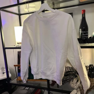 Collagetröja/ tjocktröja  - Snygg vit collegetröja från lager 157. Storlek xs från damavdelningen men den är väldigt stor i storleken så skulle säga s/m<3