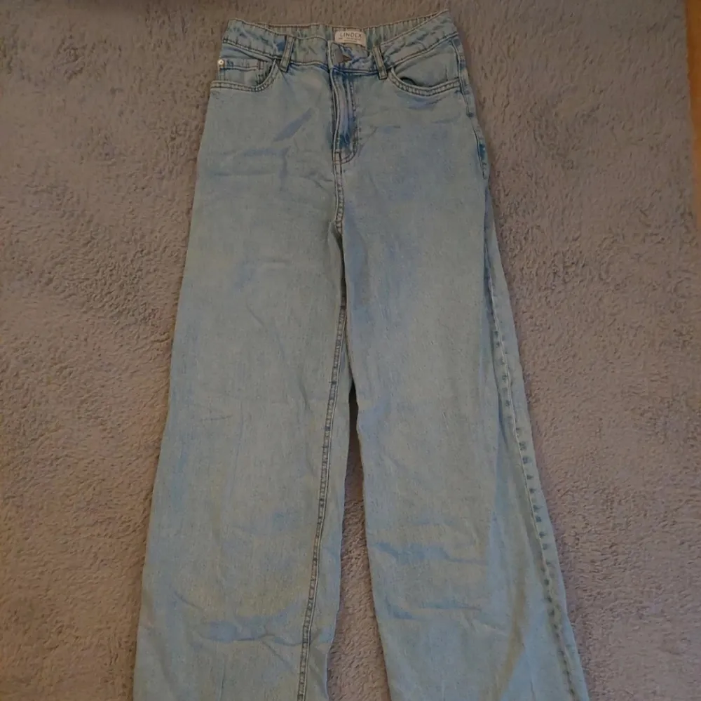 Ett par blåa jeans. Säljes för att dem inte passar och kommer till använding längre. Storlek EUR 170 / UK 14Y+(samma som XS/S). Jeans & Byxor.