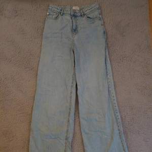 Ett par blåa jeans. Säljes för att dem inte passar och kommer till använding längre. Storlek EUR 170 / UK 14Y+(samma som XS/S)