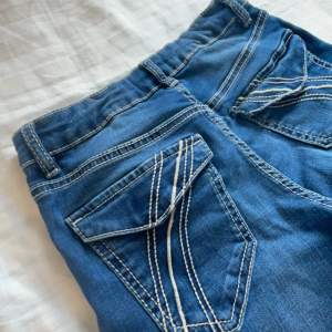 Säljer mina jeans från Lindex då jag har växt ur dom❤️ jätte fina och söta fickor. Gott skick och inte använda många gånger alls🙏🏼