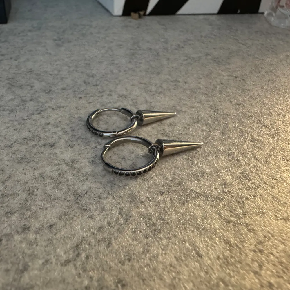 Säljer nu detta örhänge från Edblad. Nyskick, andvänd 2 gånger eftersom jag använder guld mer🩷 Nypris är 449!✨. Muu.