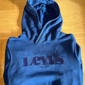 Levis Hoodie - 9/10 skick, inga slitage!  Passar för folk som är som längst 180cm  Hör av er vid frågor 😁🤝