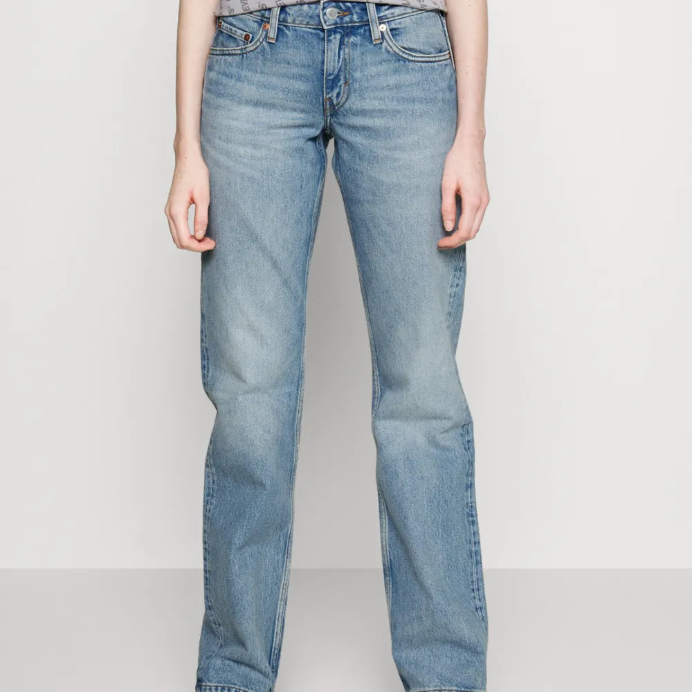 Ett par arrow low jeans från märket Weekday. De är i bra skick då jag inte har använt de så mycket och de kommer i storlek 28 i midjan och 32 i längd (28x32).. Jeans & Byxor.