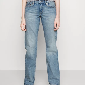 Weekday jeans - Ett par arrow low jeans från märket Weekday. De är i bra skick då jag inte har använt de så mycket och de kommer i storlek 28 i midjan och 32 i längd (28x32).