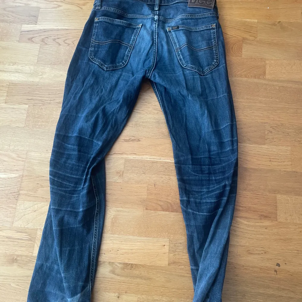 Hej säljer ett par lee jeans har skadad vid foten (bild3)  W30 L32. Jeans & Byxor.