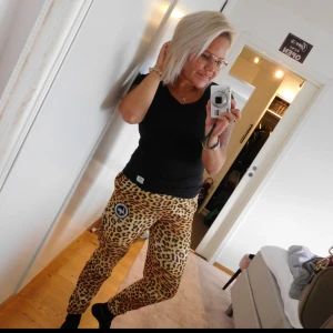 Hype mjukisbyxor leopard - Helt nya! Storlek S unisex. Från Hype! Dyra i inköpspris. Jätte sköna och varma. Går ej att få tag på längre.