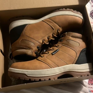 Skor  - Det är helt nya Landrover skor som jag aldrig har använt som jag tänker sälja 