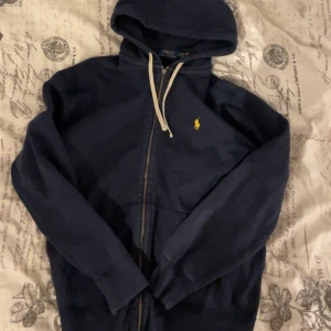 Ralph lauren zip hoodie - Hej, jag säljer denna ralph lauren zip hoodien som är i rätt så bra skick( söndrig drag kedja) org pris är 1900 kr. Skriv gärna om ni har frågor eller vill diskutera priset!