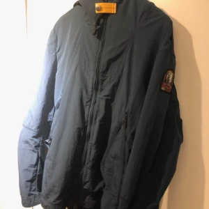 Parajumper vindjacka  - Är knappt använd. Vindjacka nypris 3890:-  Kan skickas om köpare betalar frakt  Priset går att diskutera 