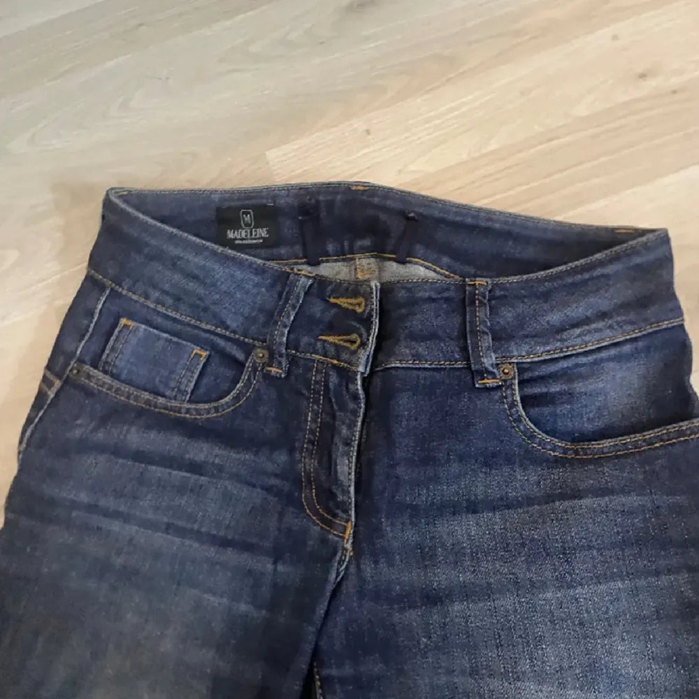 Lågmidjade jeans som har blivit lite för små för mig (har vanligtvis M). Skriv om ni har några frågor eller vill ha fler bilder❤️. Jeans & Byxor.