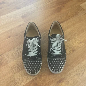 Christian Louboutin skor - Säljer nu mina absolut favorit skor, men dom kommer inte till så mycket användning längre. Det saknas två spikar men är verkligen inget man tänker på, därav priset! Annars väldigt fint skick💕💕💕