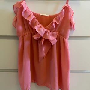 Rosa sommartopp - Super söt sommartopp, använd fåtal gånger så i bra skick. Skriv för fler bilder eller andra funderingar🩷