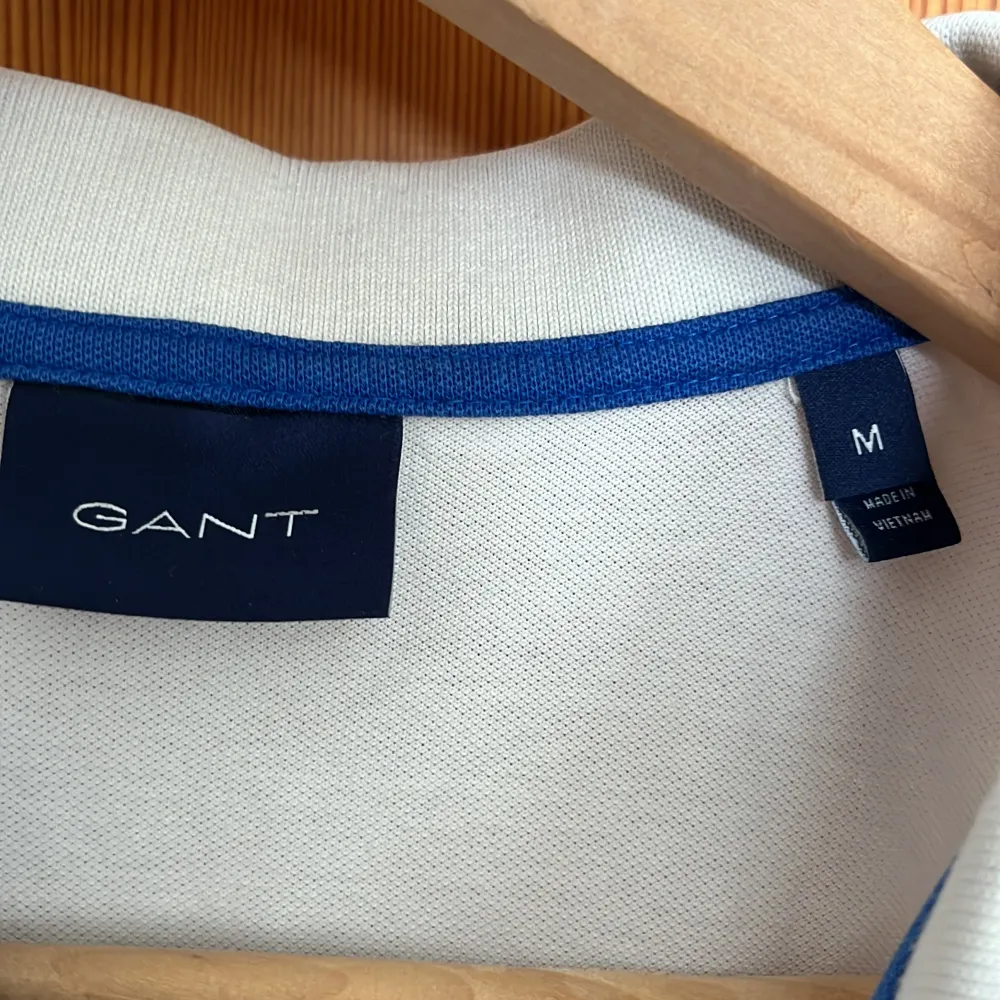 Gant pike i mycket fint skick, endast använd några gånger men sitter lite tajt så måste sälja den. Piken är storlek M men skulle även säga att den passar S. Utöver det är den defekt fri, kom med bud😊👍. T-shirts.