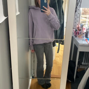 Lila hoodie  - Super fin hoodie använd typ 2 ggr så typ ny. Jag tar inte hand om frakt