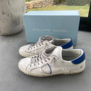 Philippe model - Tja! Säljer nu mina feta Philippe Model skor, storlek 44, skick 9/10 man ser knappt att de är använda, tveka inte på att höra av er angående frågor eller fler bilder😃
