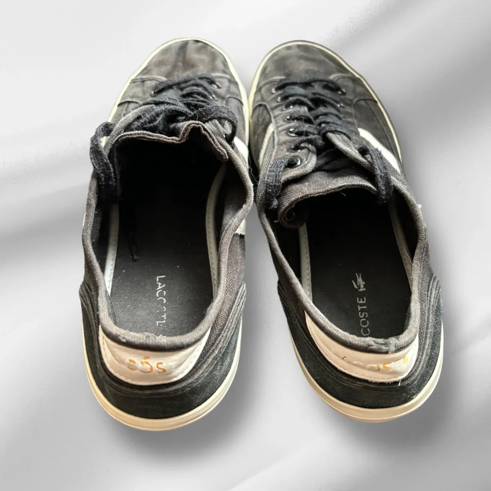 Säljer dessa riktigt snygga och unika skor från Lacoste!🤩 Skorna passar till det mesta! De har använts mycket, därför säljer vi skorna till ett riktigt bra pris💸✅ Vid funderingar kontakta oss här på plick!. Skor.