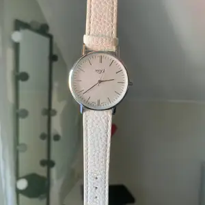 En jättefin klocka från Regal i en fin vit modell med lite ormskinnsaktigt material på armbandet🌷✨ Den ser ut som ny och är knappt använd! Batteriet behövs dock bytas! Skriv vid funderingar! 