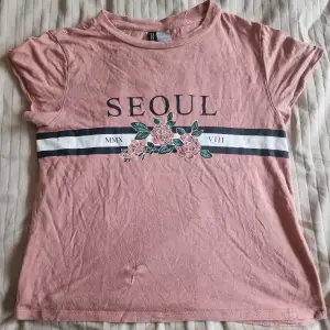 T-shirt i superfin lite muted rosa färg💗 Använd men i jättebra skick!