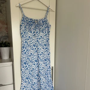 Sommarklänning - Knä/ankellång klänning från shein, aldrig använd. Storlek S. 