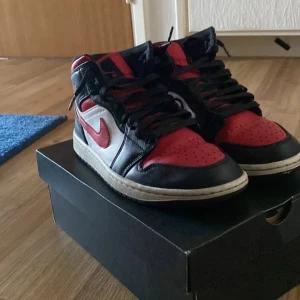 Jordan 1 Fire red  - Tjena! Jag säljer ett par jordan 1 fire red för ett bra pris. Inköpta för 2000kr. Det är 7/10 skick. Säljer för att de inte passar längre. Svarar snabbt om ni har några frågor om skorna. 