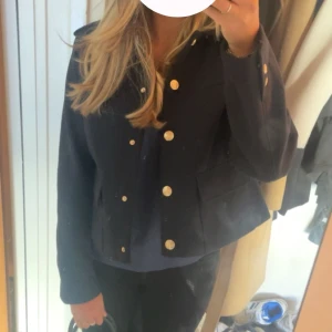 Marinblå kappa - Superfin kappa från Zara, använd fåtal gånger💕strlk M men passar S också