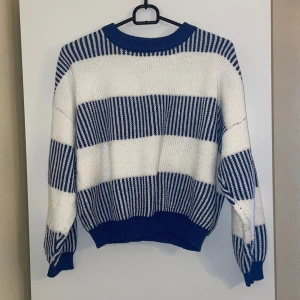 Stickad randig tjocktröja  - En jättefin stickad randig tjocktröja. Säljer då det inte längre passar min stil. PRIS KAN DISKUTERAS!