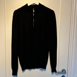 Oscar Jacobsson tröja - En schysst quaterzip tröja från oscar jacobsson. Den är i storlek S. Perfekt tröja att ha över en skjorta, den har dock blivit nopprig därav priset. Skriv vid funderingar!!🌟