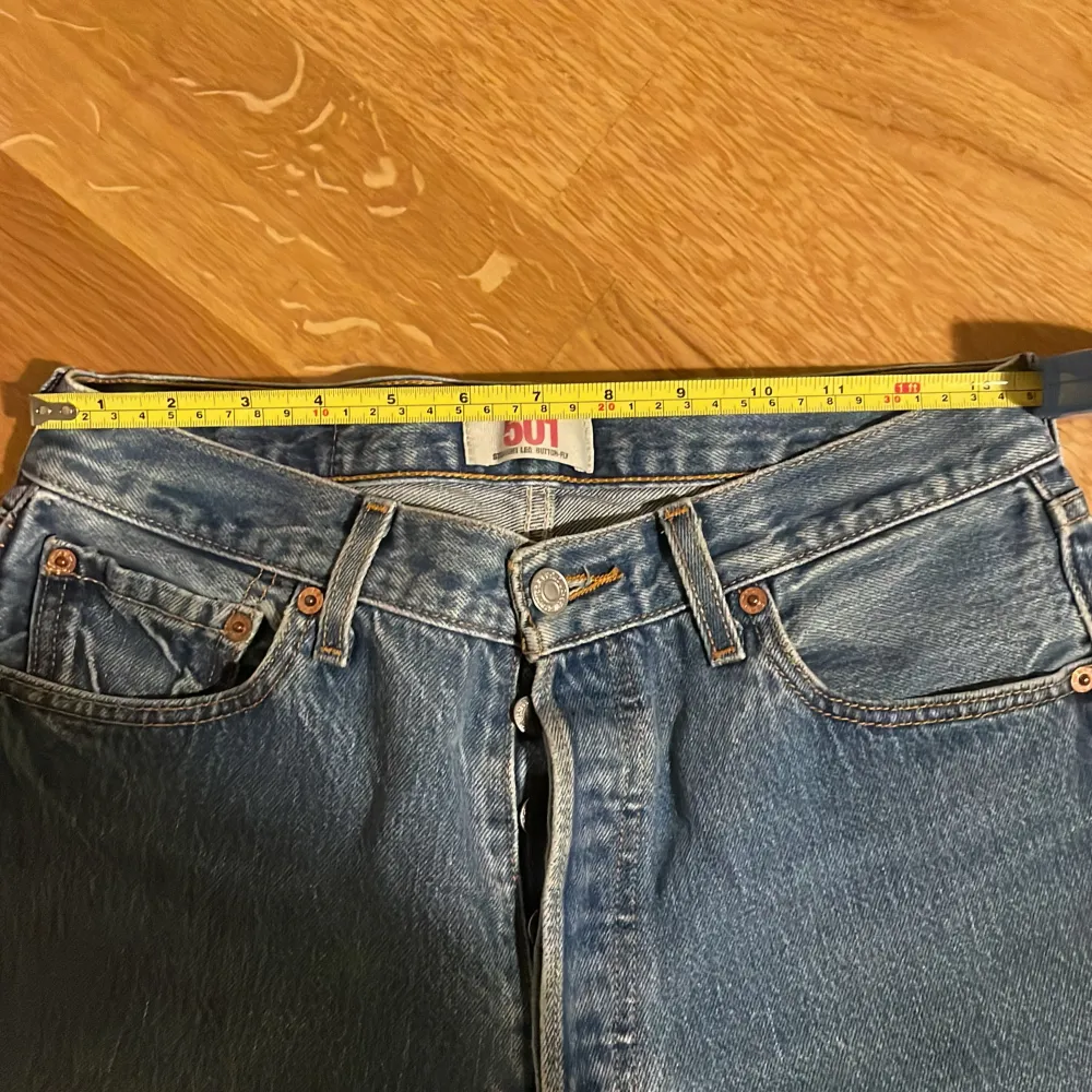 Världens finaste Levis jeans som tyvvär är för små på mig🌟 Levis x Justin Timberlake i modellen 501’s. Strlk 31/32. Köpare står för frakt!☺️. Jeans & Byxor.