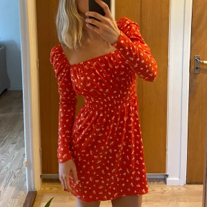 Klänning  - Söt kortklänning från H&M 🫶🏻 säljer pga att den inte passar. Aldrig använd! 🩷 