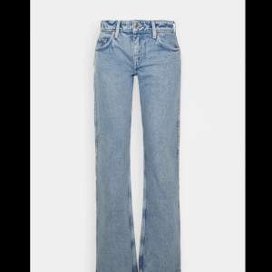 Lågmidjade jeans från Weekday i modellen Arrow. Använda ett fåtal gånger, i fint skick! ♥️ W24 L30