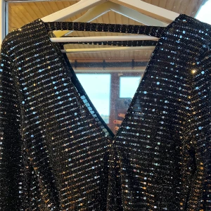 Klänning  - Använd fåtal gånger. Super snygg fest klädsel. Blanding mellan shorts & klänning ⚡️