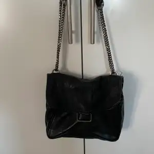 Snygg handväska från zara i svart fakeläder 