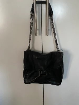 Väska zara - Snygg handväska från zara i svart fakeläder 