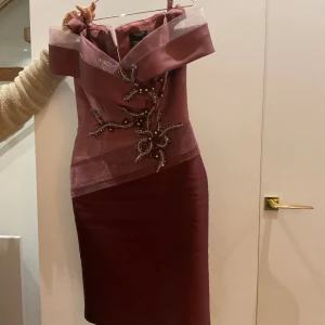 Terani Couture - Snabbsäljer. Köpt för 5500kr i USA. Mycket ovanlig partyklänning i Sverige. Tveka inte att höra av dig vid frågor! Amerikansk storlek på tio som motsvarar ca M.  Priset är diskuteringsbart.