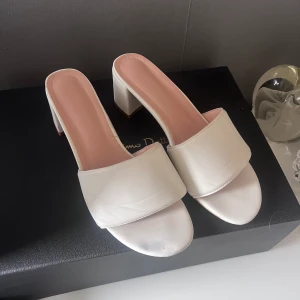 Sommarsko - Snygg sko, liten klack. Storlek 39