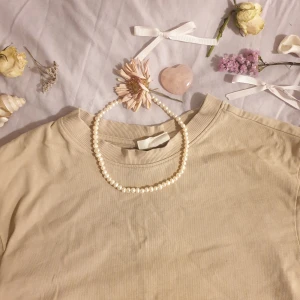 🎀T-shirt🎀 - En beige t-shirt från gina tricot i storlek sx i bra skick.