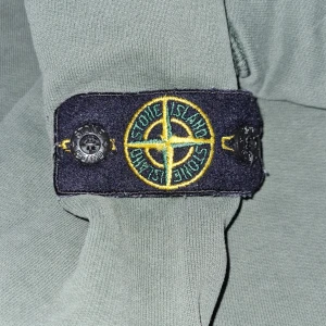 Tröja - Grisch Stone Island tröja, Fint skick använts få gånger. Ny pris runt 1600-1700kr, har växt ut därför det låga priset. Priset är inte i sten