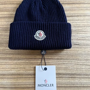 Moncler mössa - Ny och fin moncler mössa. Skick 10/10 då den inte passade mig. Kan diskuteras om pris vid snabb affär