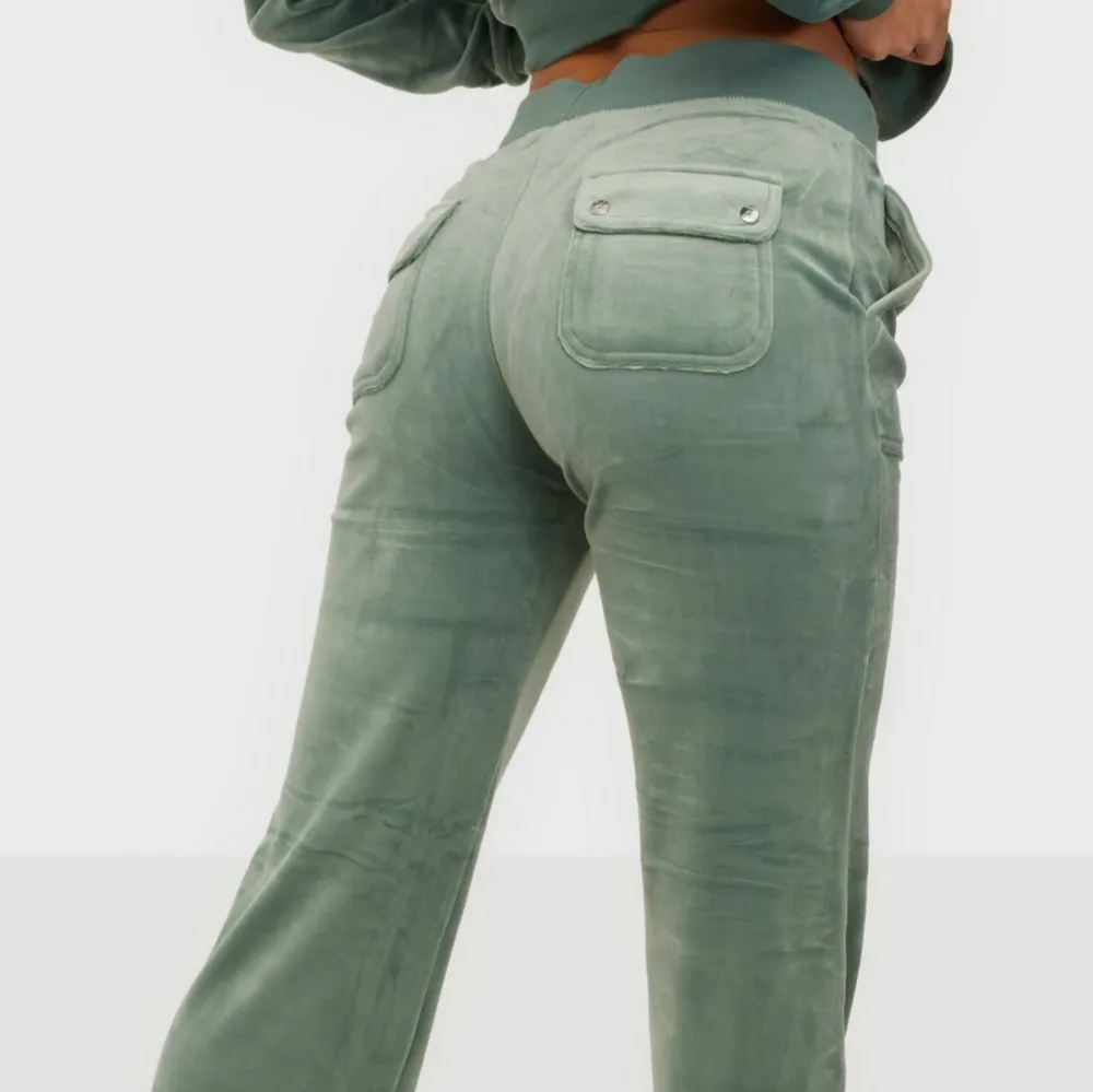 Juicy Couture del ray pocket pant i den ljus gröna färgen. I använt, men gott skick. Storlek Medium. Säljer på grund av att jag vill ha en annan färg🥰  Skriv om ni vill se bilder✨🤗. Jeans & Byxor.