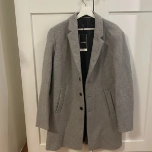 Helt ny oanvänd ullrock! - Helt ny oanvänd rock från Jack & Jones i ullmix i färgen ”grey melange”. Nypris är 1299kr men jag säljer här för 400 då den inte passade mig. 